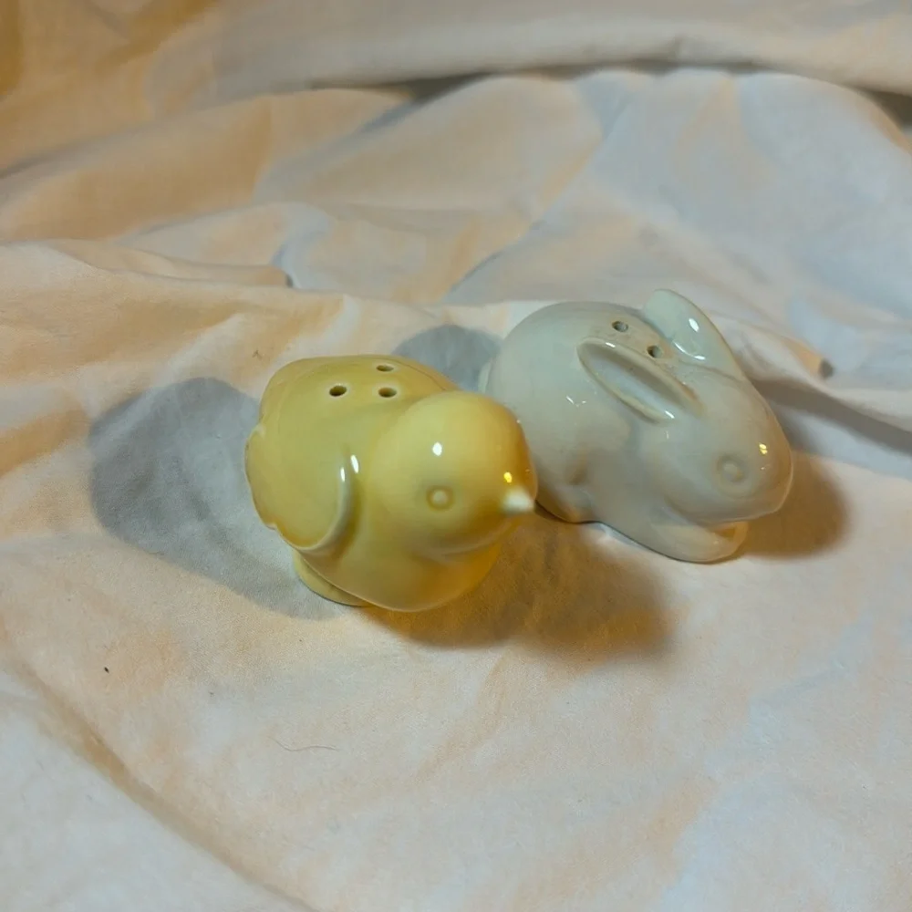 Mini Hallmark Bunny & Bird Salt and Paper Shakers. - no stoppers see pics